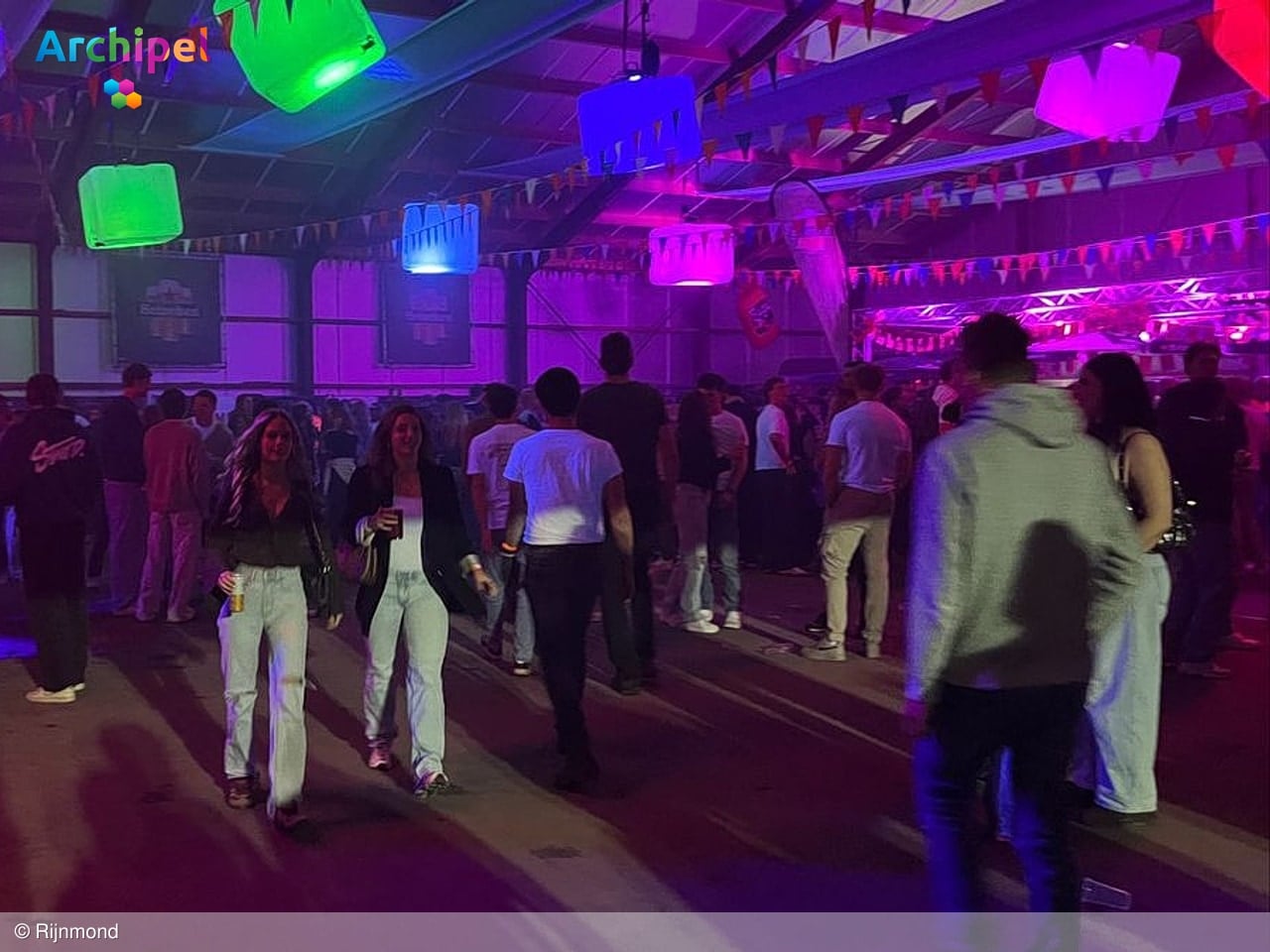 Korte broeken en werkschoenen: zo gaat het eraan toe op een schuurfeest