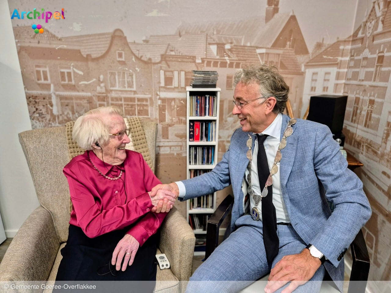 Mevrouw Jonker-Martinus viert haar 101ste verjaardag met Bossche bol