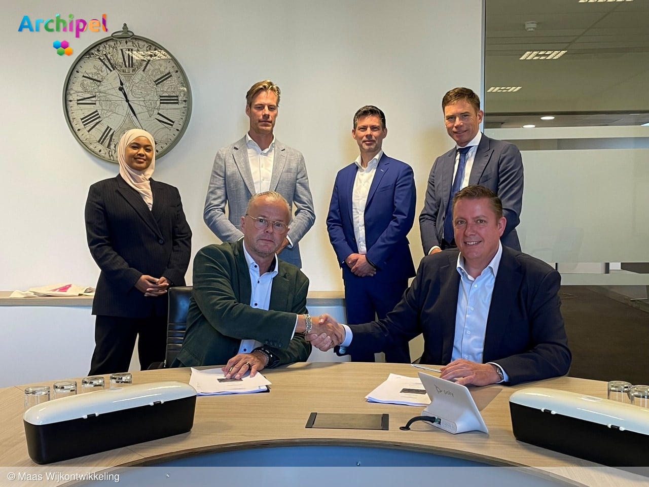 De ondertekening door Hans Veentjer (Wethouder gemeente Goeree-Overflakkee) en Johan Krijgsman (directeur Maas Wijkontwikkeling). Daarachter van links naar rechts: Zaynab Quraishi (projectmedewerker gemeente), Quintus Bok (ontwikkelaar bij Maas Wijkontwikkeling), Ivo Motshagen (projectleider gemeente) en Mark Logtenberg (ontwikkelaar bij Maas Wijkontwikkeling)