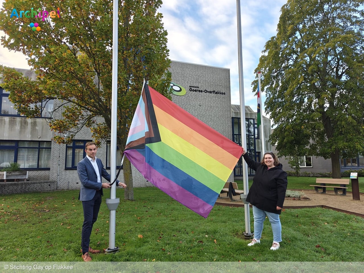 Wethouder Huising hijst regenboogvlag bij gemeentehuis