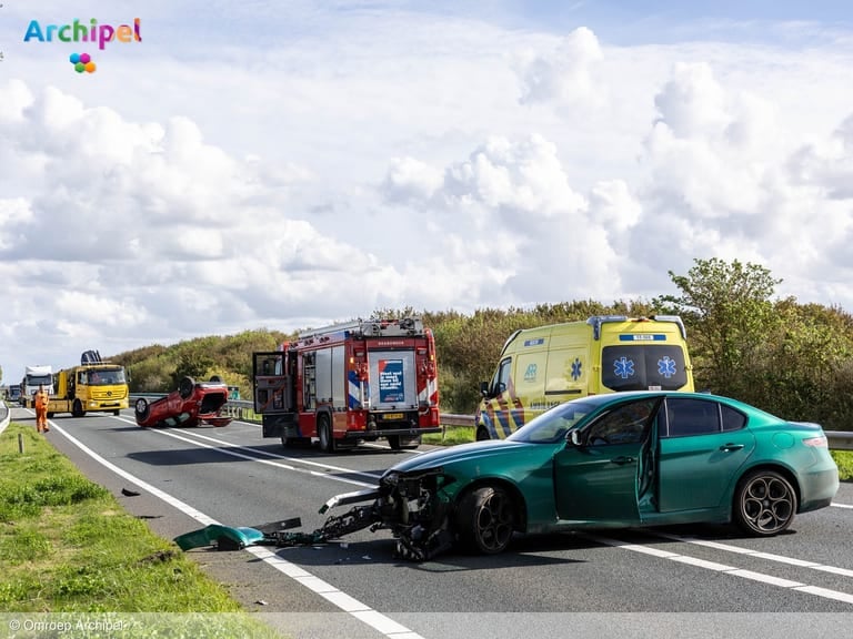 Twee auto’s op N59 bij Oude-Tonge met elkaar in botsing
