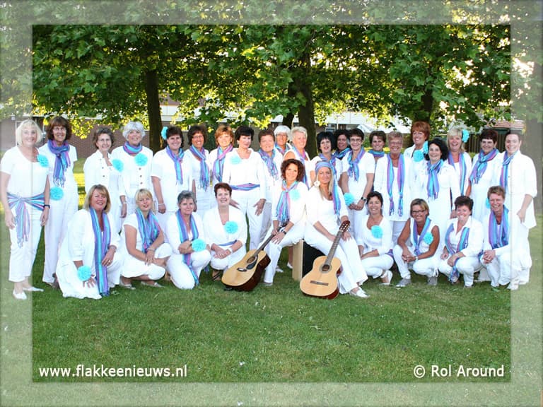 Popkoor Rol Around treedt op