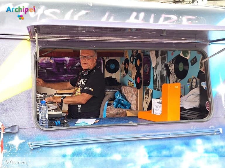 Zomermarkt met muziek bij Entrez in Middelharnis