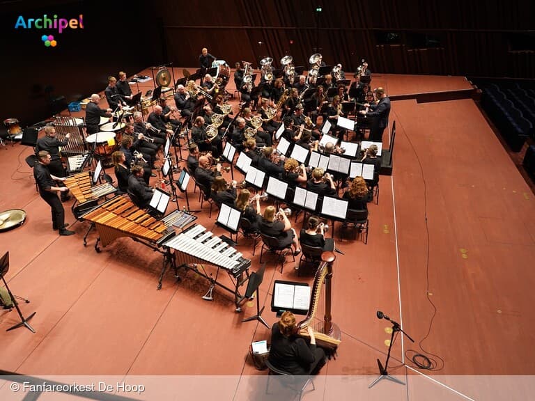 Concert in de buitenlucht door Fanfareorkest De Hoop