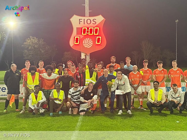 Voetbal verbindt lokale club en asielzoekers met vriendschappelijk potje