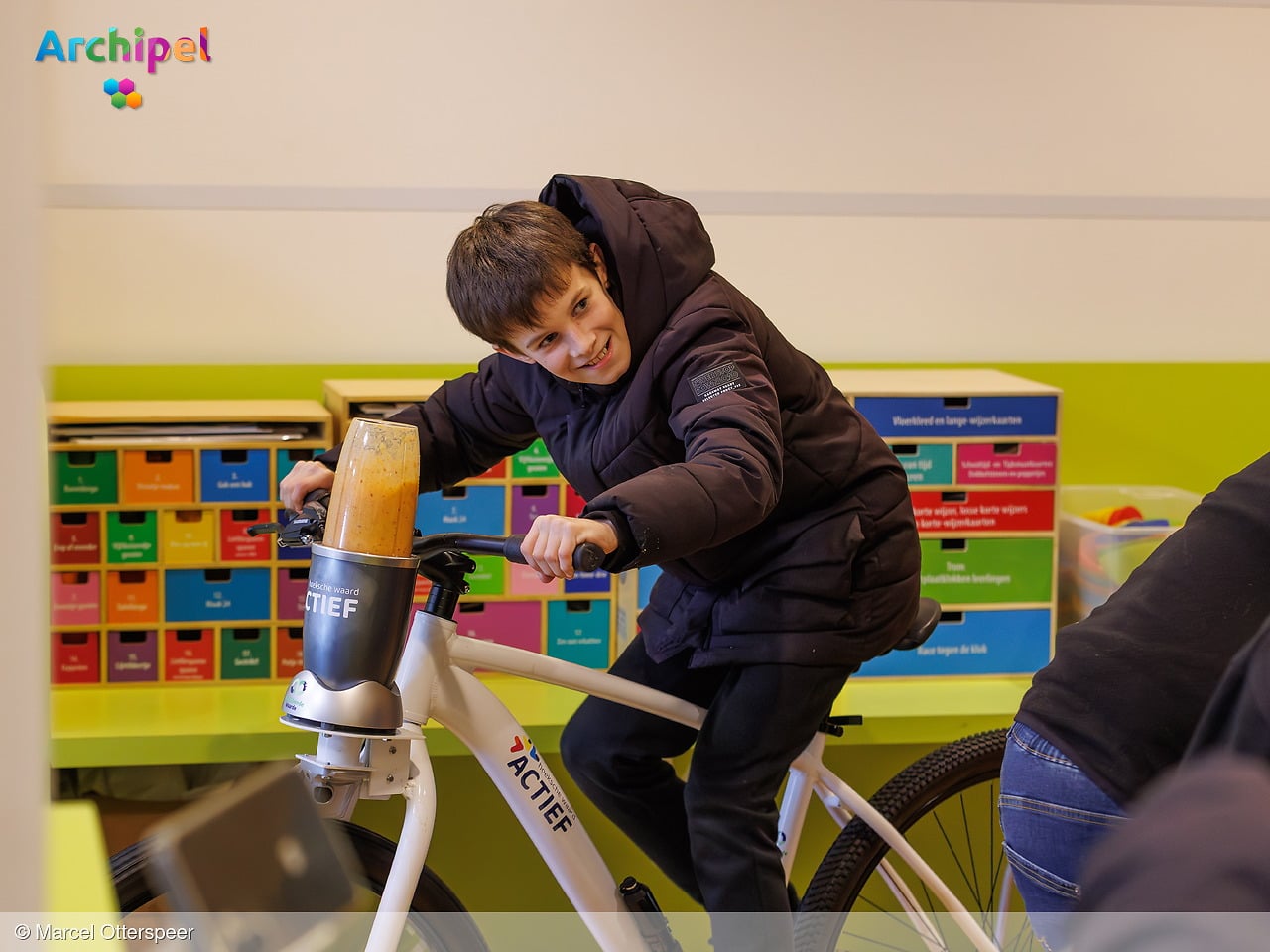 Zelf smoothie maken bij opening vergroend schoolplein Ooltgensplaat