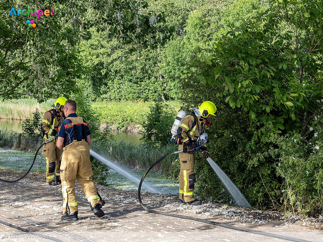 Brandweer blust grasbrand aan West Havendijk bij Dirksland