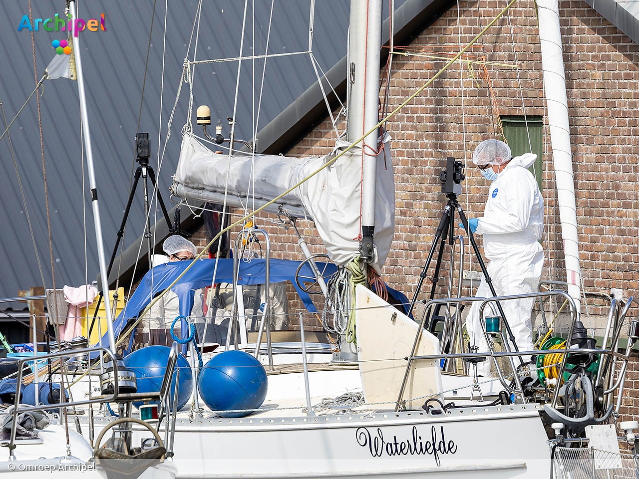 Gewonde man aangetroffen op boot in Herkingen, vrouw aangehouden