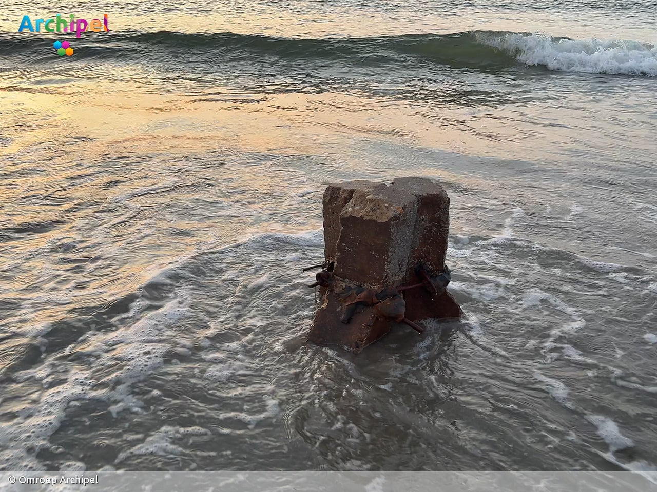 Delen Atlantikwall komen na 80 jaar weer tevoorschijn op strand van Ouddorp