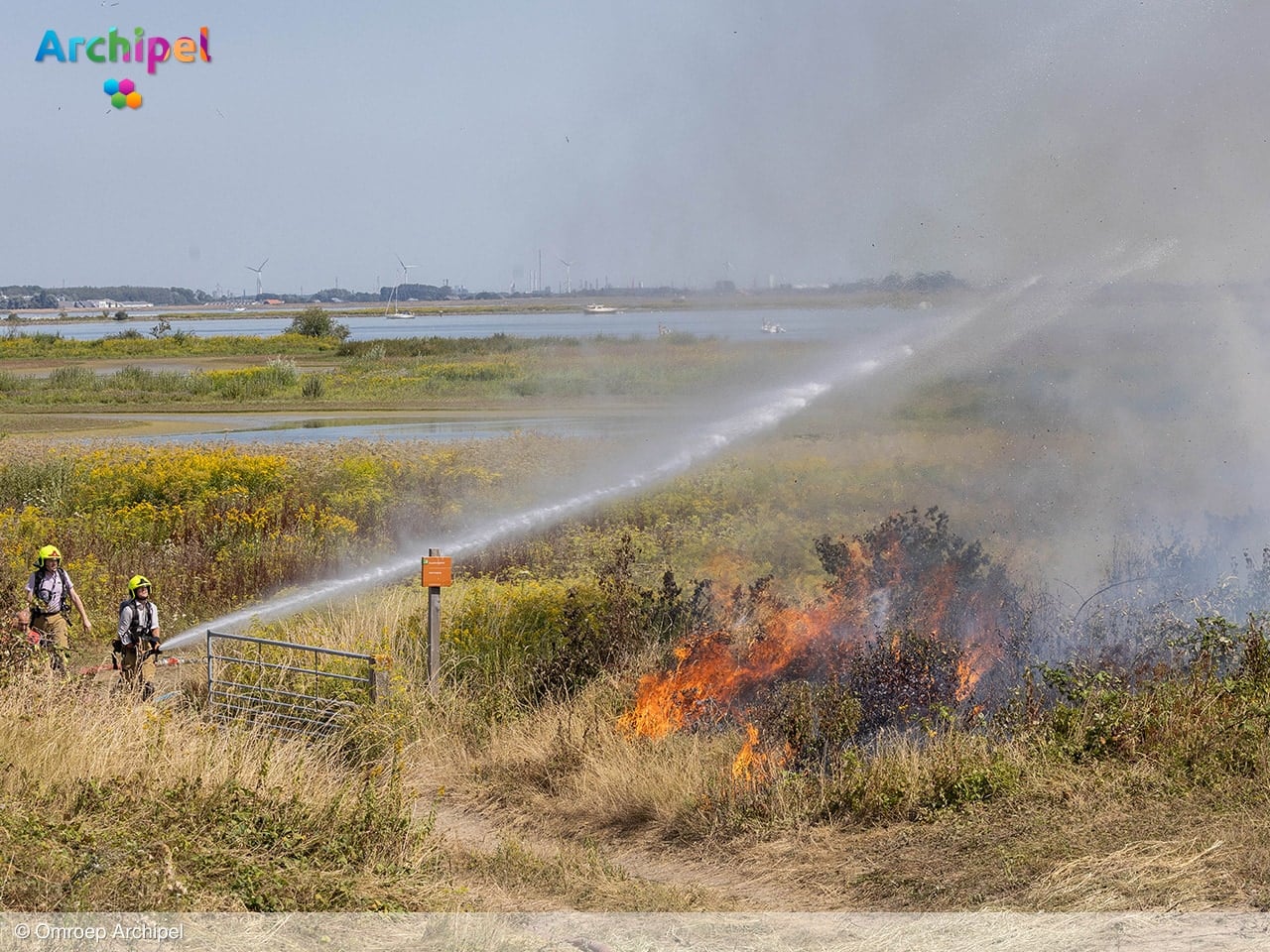 Brandweer bestrijdt brand in natuurgebied Westplaat Buitengronden