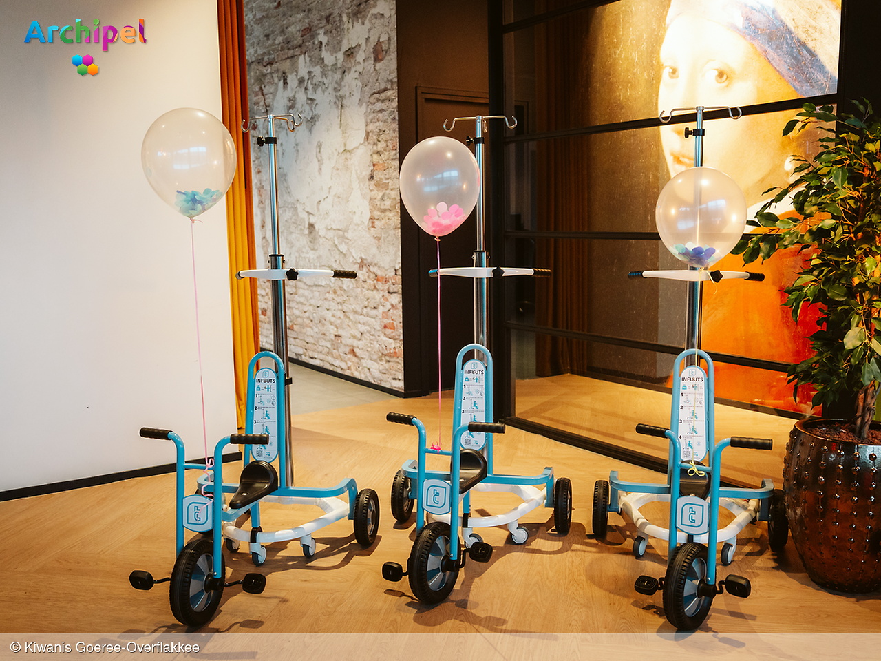 Kiwanis schenkt infuusfietsjes aan ziekenhuis Dirksland
