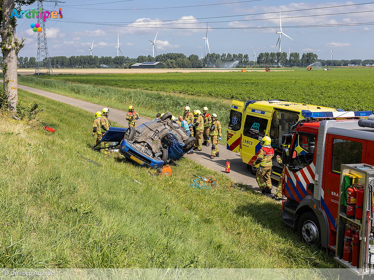 Auto op de kop na botsing tegen boom, bestuurder zwaargewond