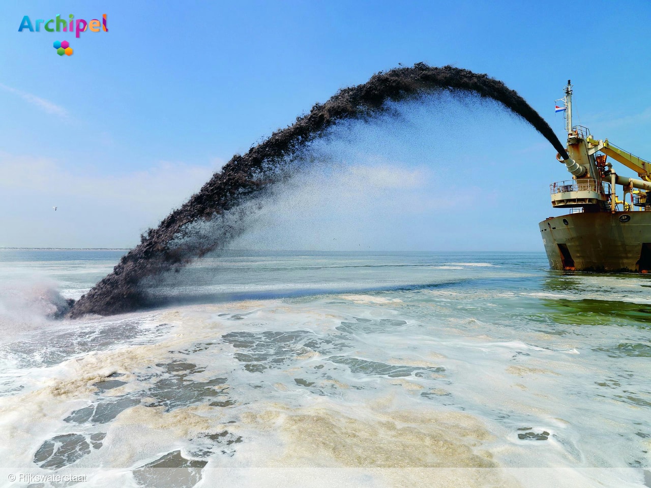 Rijkswaterstaat stort opnieuw zand op strand bij Ouddorp